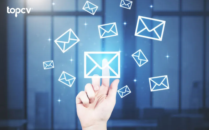 Bạn cần đính kèm thông tin liên hệ của mình dưới email phản hồi