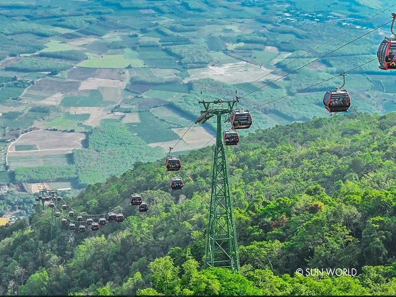 Cáp treo Bà Đen giúp những người hành hương di chuyển dễ dàng, ngắm nhìn cảnh đẹp núi Bà Đen từ trên cao – góc nhìn độc lạ chưa từng.