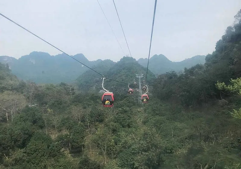 Cáp treo chùa Hương đưa du khách lạc vào chốn tâm linh an yên, thanh tịnh ở Chùa Hương.