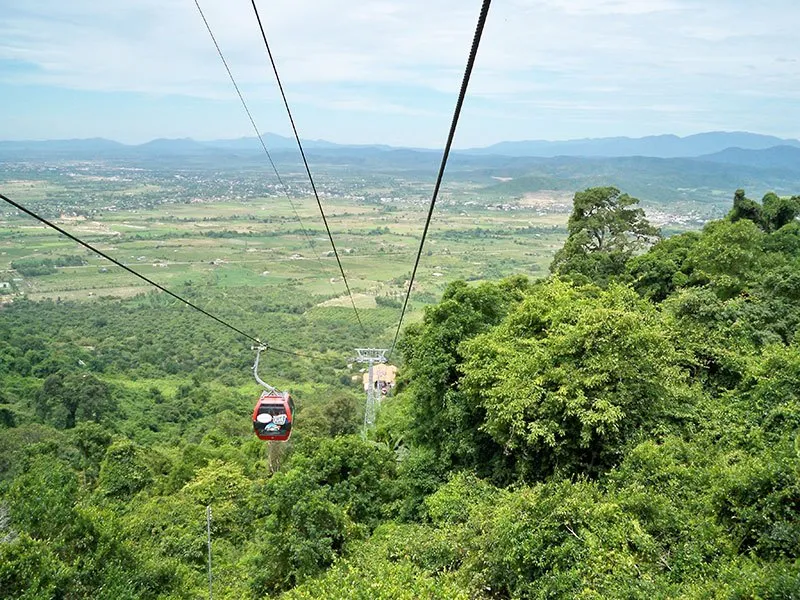 Cáp treo Tà Cú – nấc thang giúp con người đến chốn an yên.