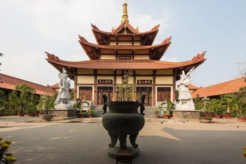 chua-hue-nghiem-binh-tan-5