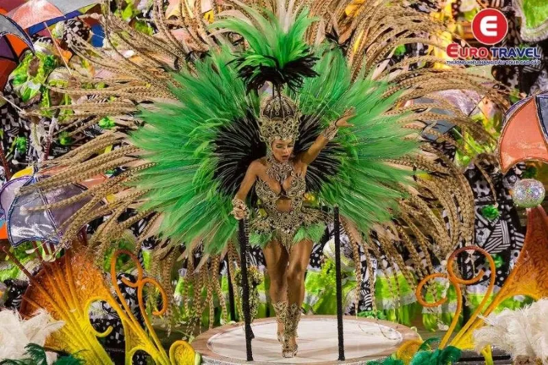 Những bộ cánh sặc sỡ và táo bạo tại lễ hội Rio Carnival