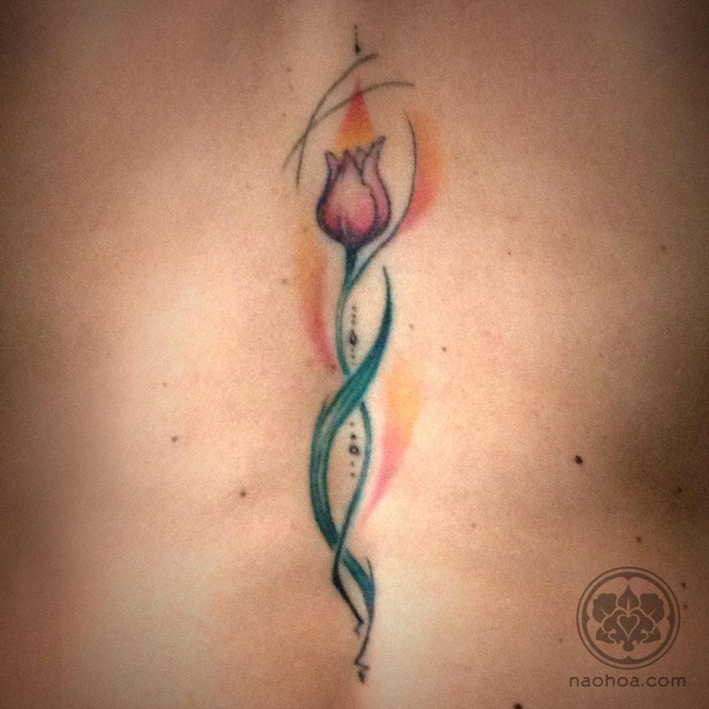 Hình xăm hoa tulip phong cách hình học đã lành sau khi được Naomi Hoang thực hiện tại NAOHOA Luxury Bespoke Tattoos (Cardiff, Wales, UK).